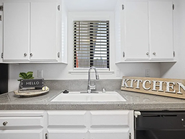 Riverwoods Apartments — Photo 9