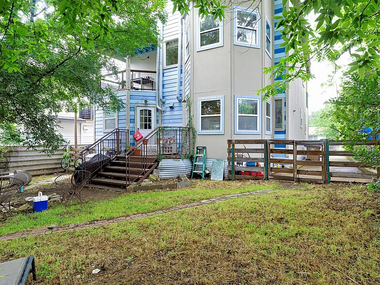 2409 E 9th St #A — Photo 35