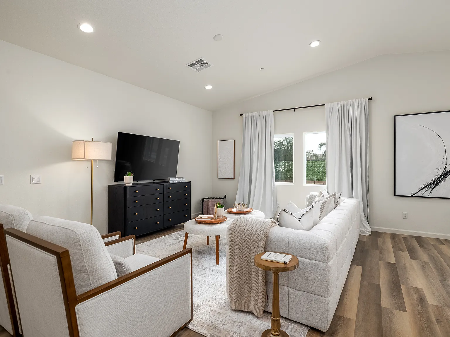 4 bed, 1895 sqft, $6,495 — Photo 3
