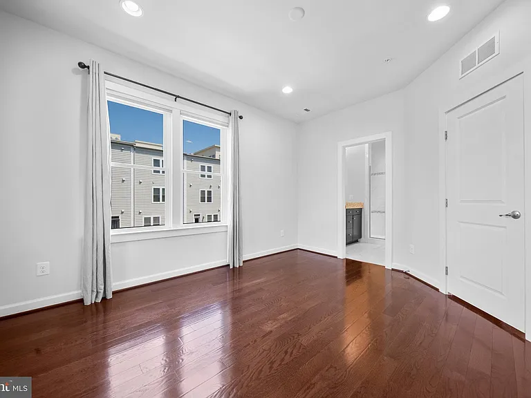 1121 S Lincoln St — Photo 30