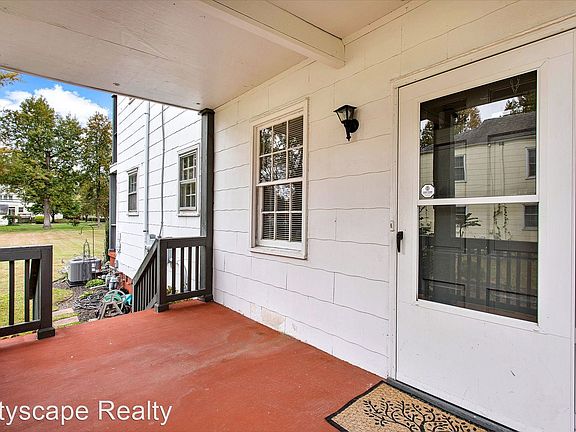 4th image of 3818A Noble Ave