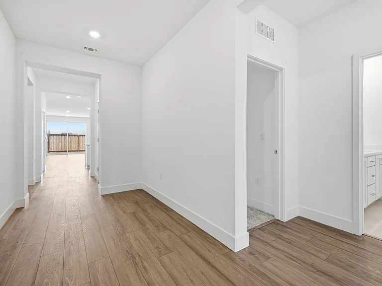 2681 Dashwood St — Photo 4