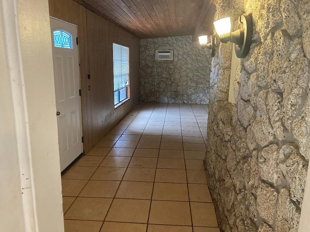 4 bed, 1900 sqft, $1,400 — Photo 3