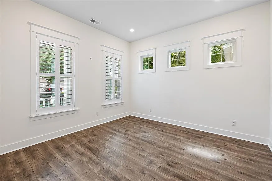 4 bed, 2.5 bath, 2582 sqft, $4,695 — Photo 2