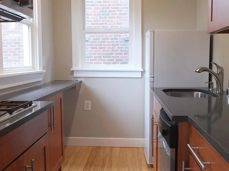 527 Malden Ave E #7 — Photo 10