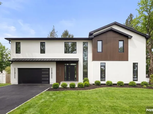 12 Meadow Ct, Norwood, NJ 07648