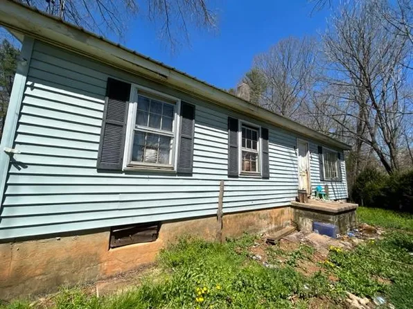 1564 Bent Nail Rd, Hillsville, VA 24343