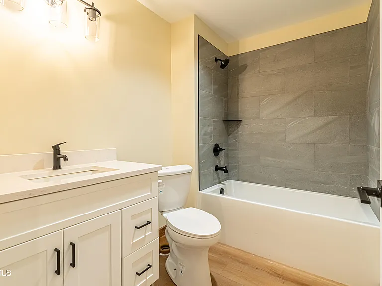 453 E Main St #900 — Photo 7