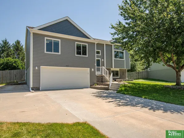 807 Edgewater Dr, Papillion, NE 68046