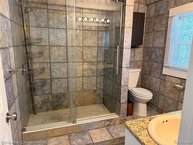 225 Fairgrove Ave — Photo 12