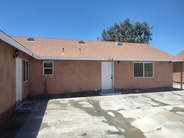 2098 Poplar St #A/B — Photo 2