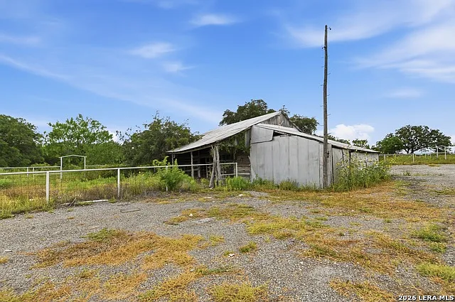 8811 FM 471 N — Photo 26