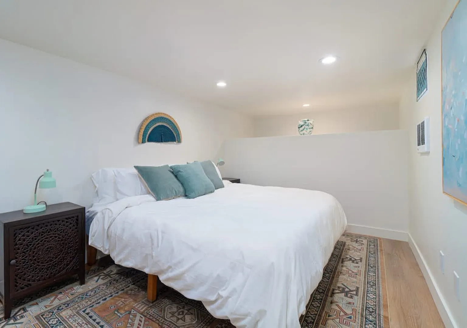 Modern 1-BR Apartment Close to Downtown Vibes — Photo 2