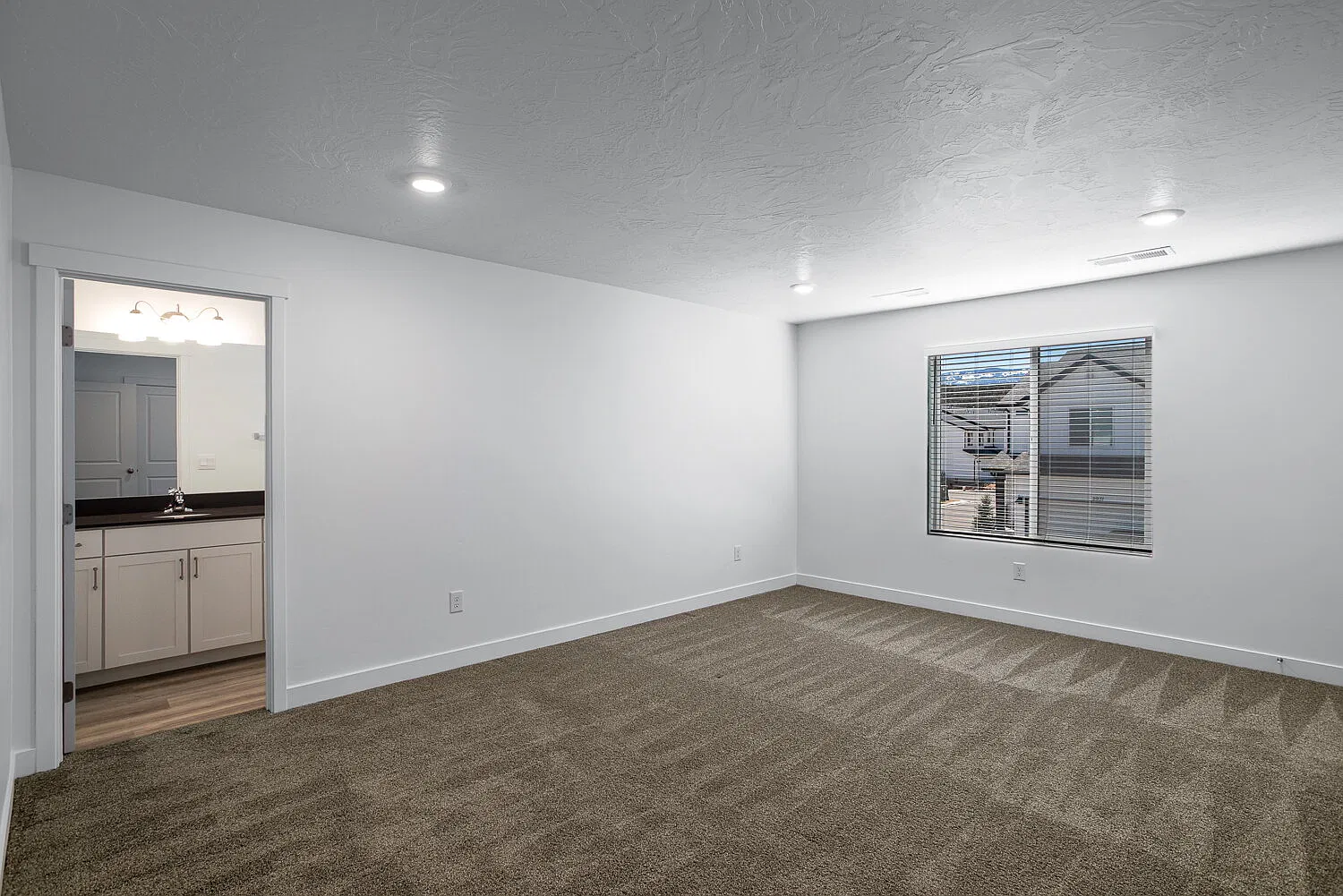 4 bed, 3.5 bath, 2187 sqft, $1,900 — Photo 3