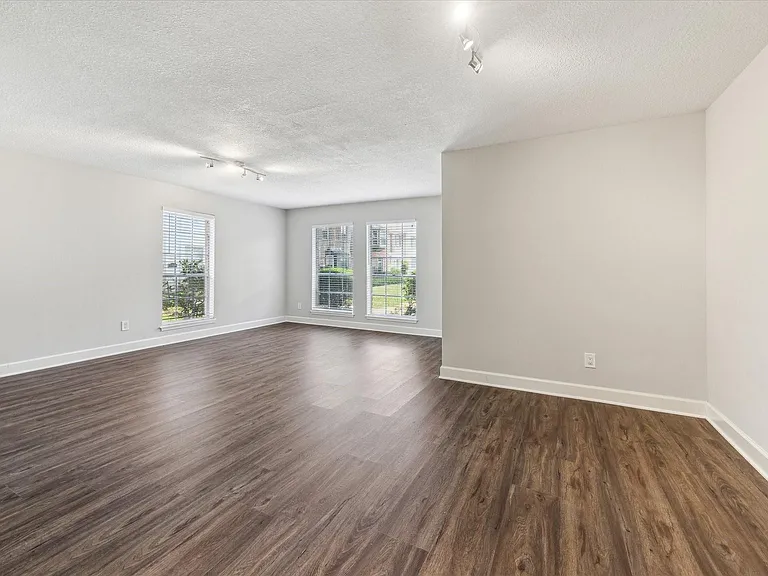 1107 Country Place Dr — Photo 4