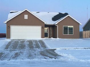 1925 24th St SW, Minot, ND 58701