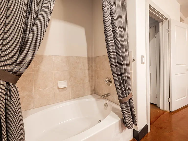 840 Green St #121 — Photo 18