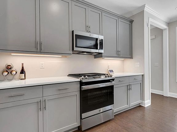 4th image of 22 Hasbrook Ln
