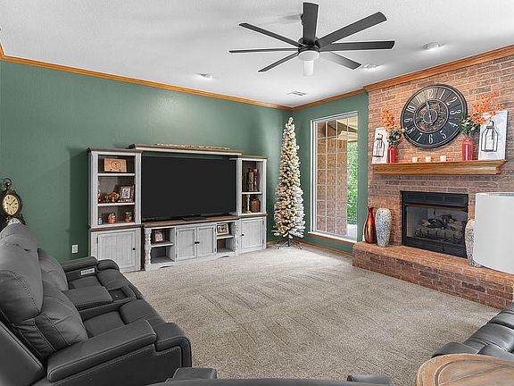 3rd image of 44743 Kingsbury Ln