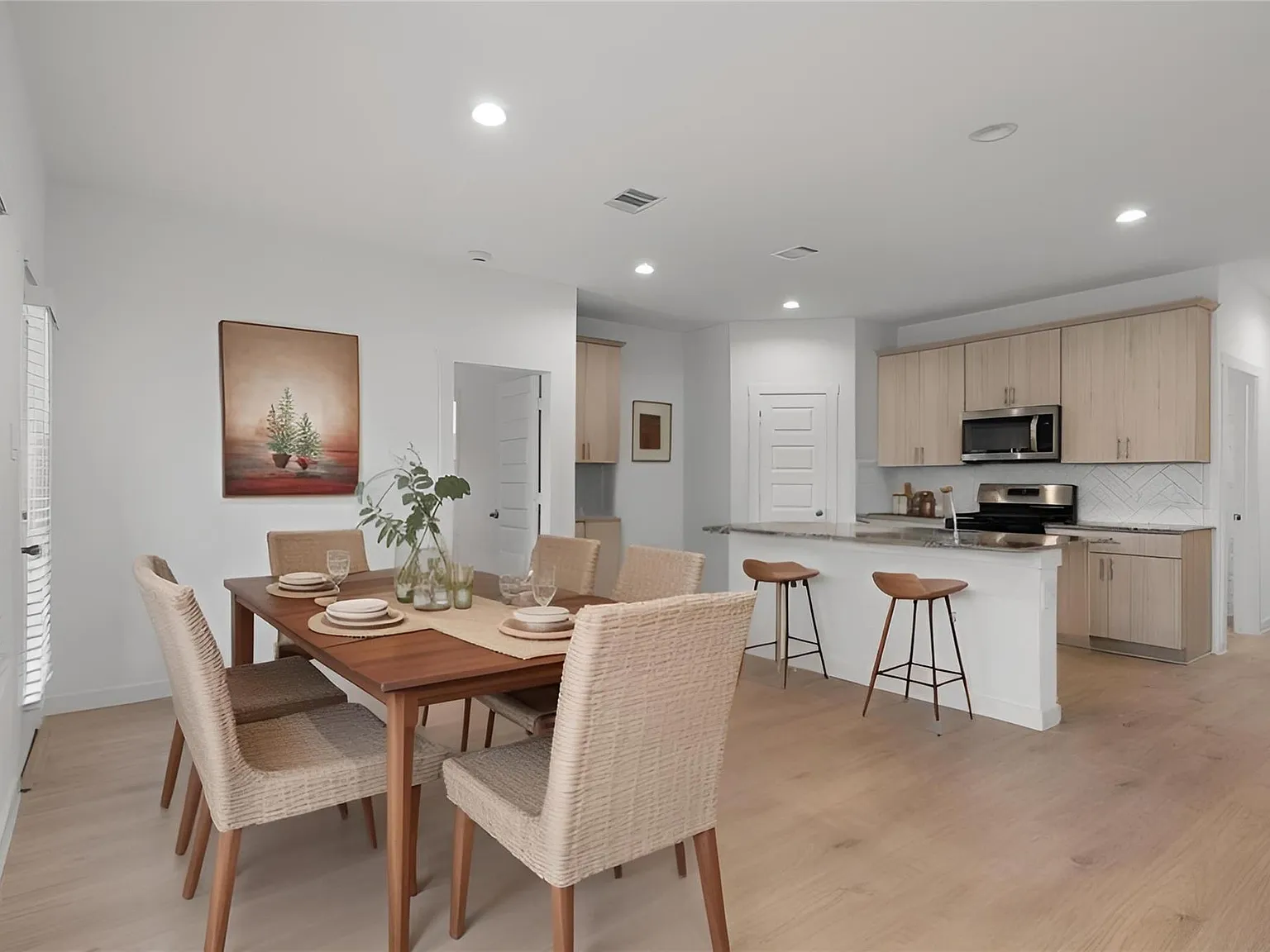 3 bed, 2.0 bath, 1609 sqft, $2,100 — Photo 2