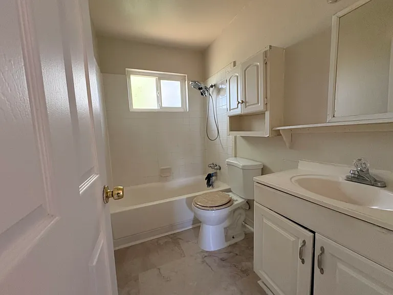 320 W 20th St #10 — Photo 12