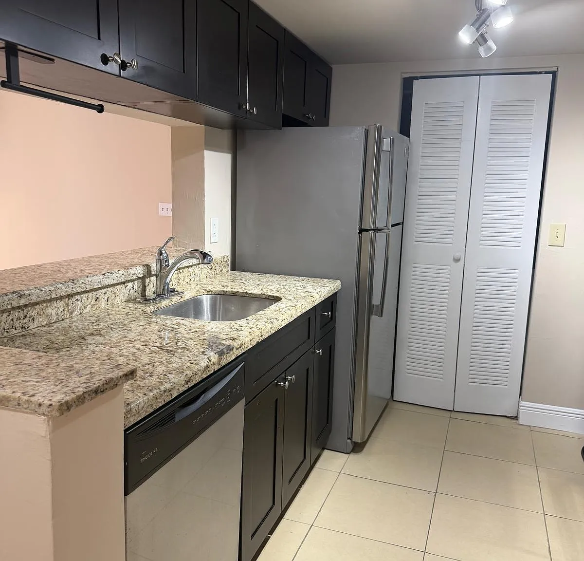 1 bed, 1.0 bath, 700 sqft, $1,700 — Photo 2