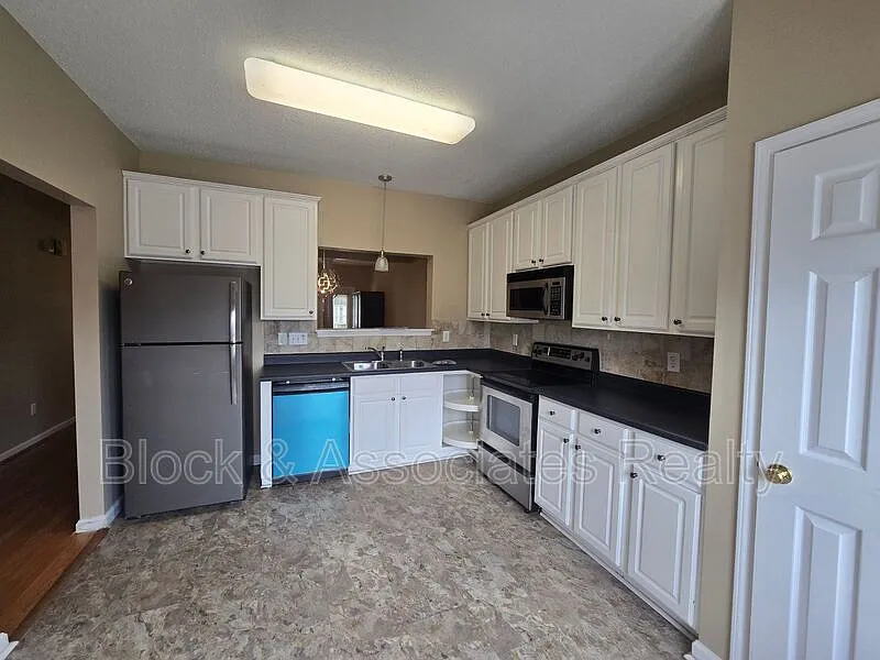 3 bed, 2.5 bath, $1,600 — Photo 3