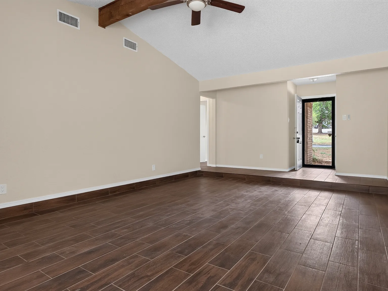 3 bed, 1341 sqft, $2,000 — Photo 4