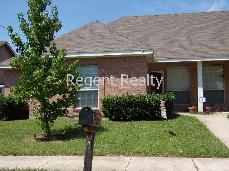 1st image of 825 Brockden Dr
