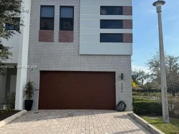 4396 NW 9th St, Plantation, FL 33317