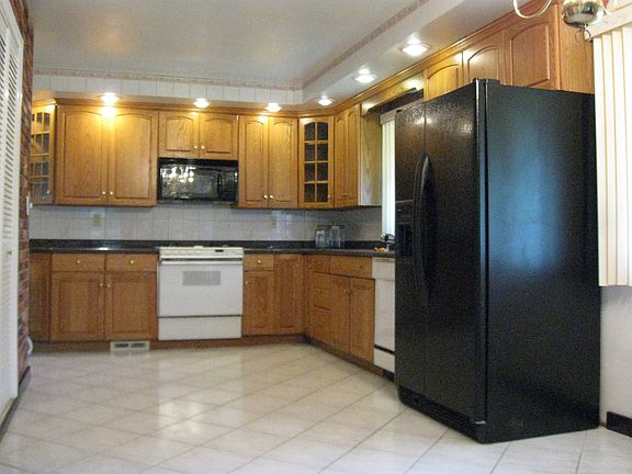 Oak cabinets,granite countertop