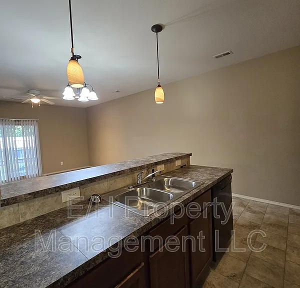 2146 N Woodlawn Blvd — Photo 13