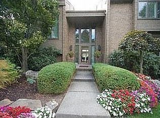6177 Pickwood Dr, West Bloomfield, MI