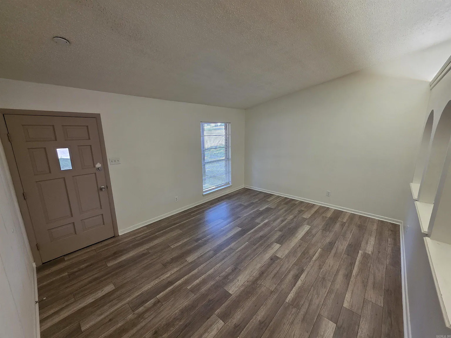 3 bed, 2.0 bath, 1254 sqft, $1,350 — Photo 2