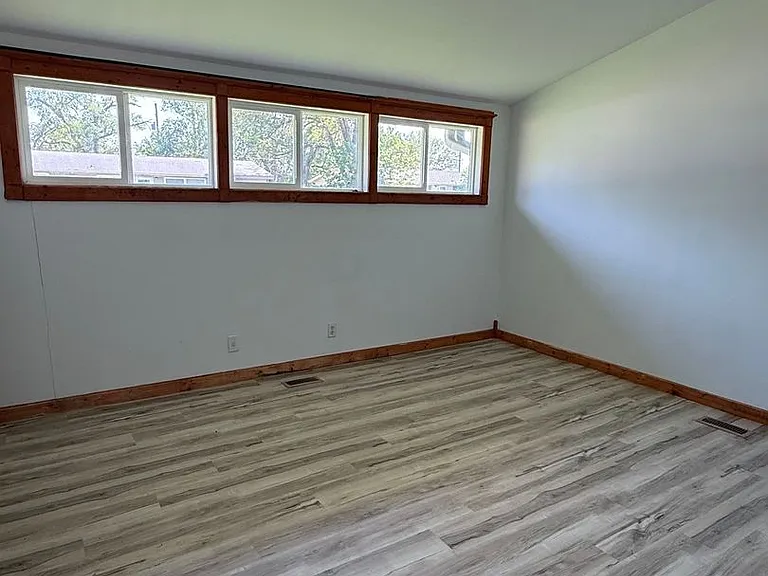 1402 Crescent Dr — Photo 6