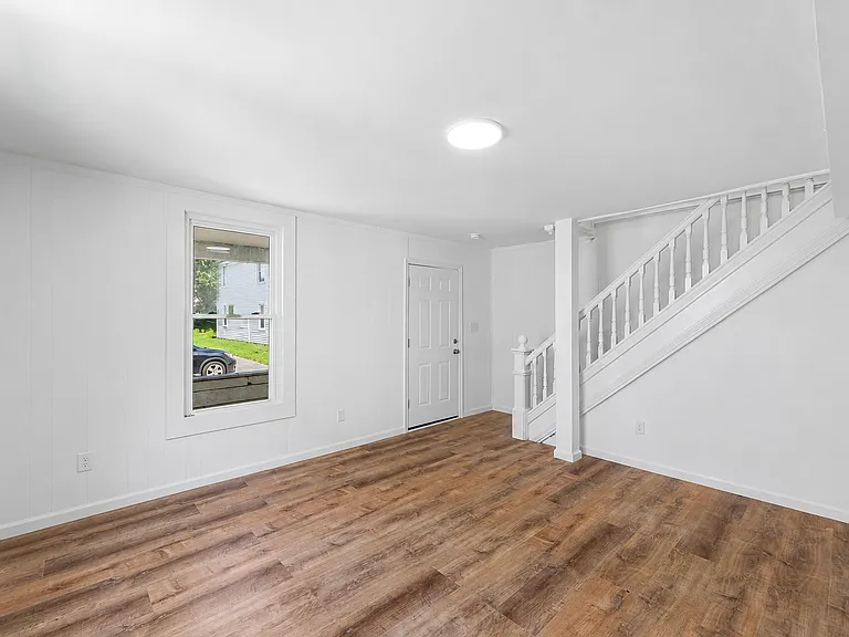 702 Hughlett St — Photo 4