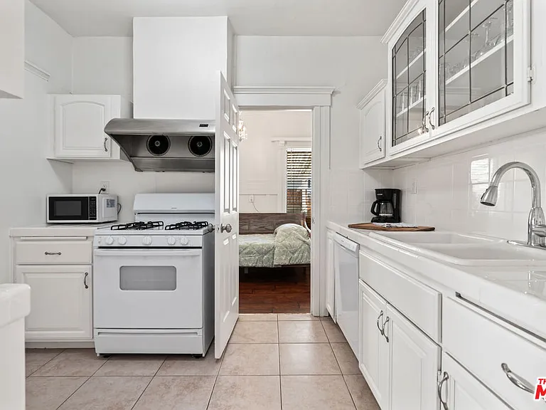 607 N Gramercy Pl — Photo 12