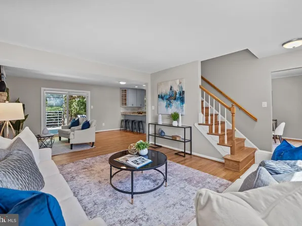 9556 Pine Bough Pl, Vienna, VA 22181