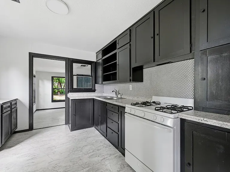 808 NW #H — Photo 6