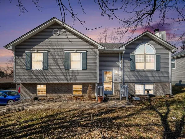 110 Rock Creek Dr, Grain Valley, MO 64029