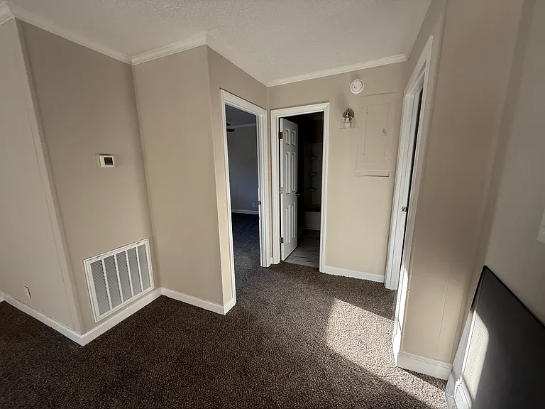204 Vance Dr NE — Photo 4