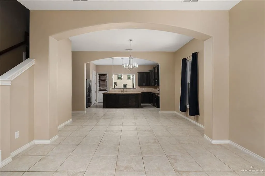 5 bed, 2.5 bath, 2284 sqft, $2,100 — Photo 4