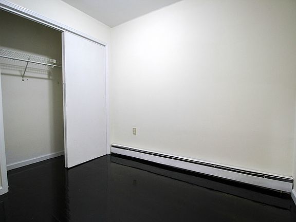 4th image of 923 Gates Ave APT 1