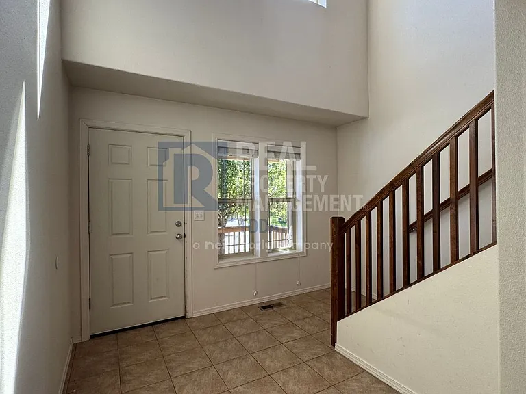 3611 Loren St NE — Photo 9