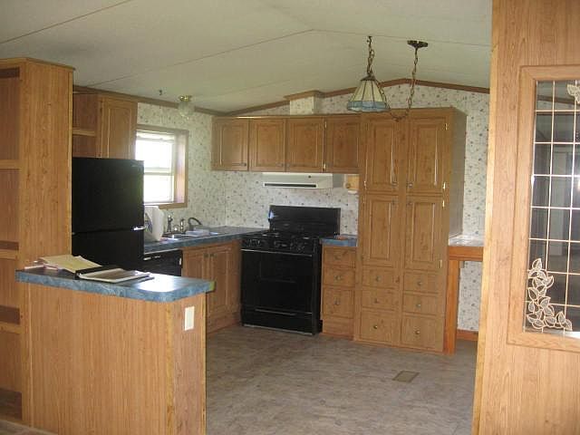 2nd image of 423 Seymour Hill Rd