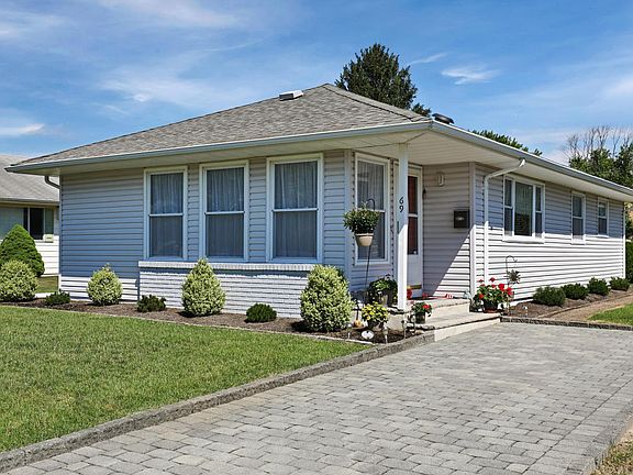 2nd image of 10 Guadeloupe Dr