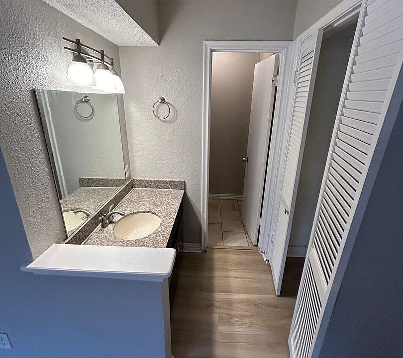 1st image of 1402 Meadow Way