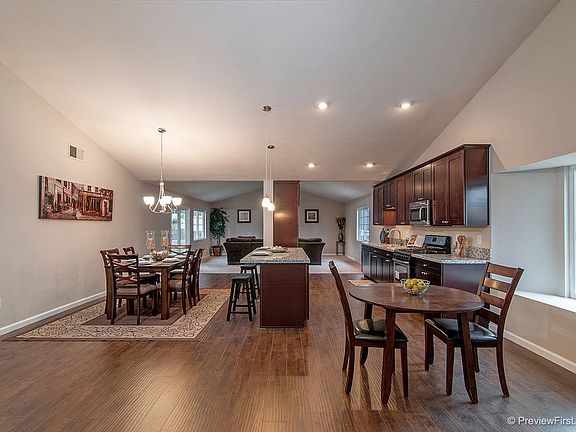 4th image of 292 Winewood St