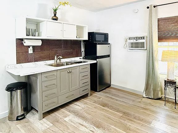 3rd image of 419 NW 41st St APT 3