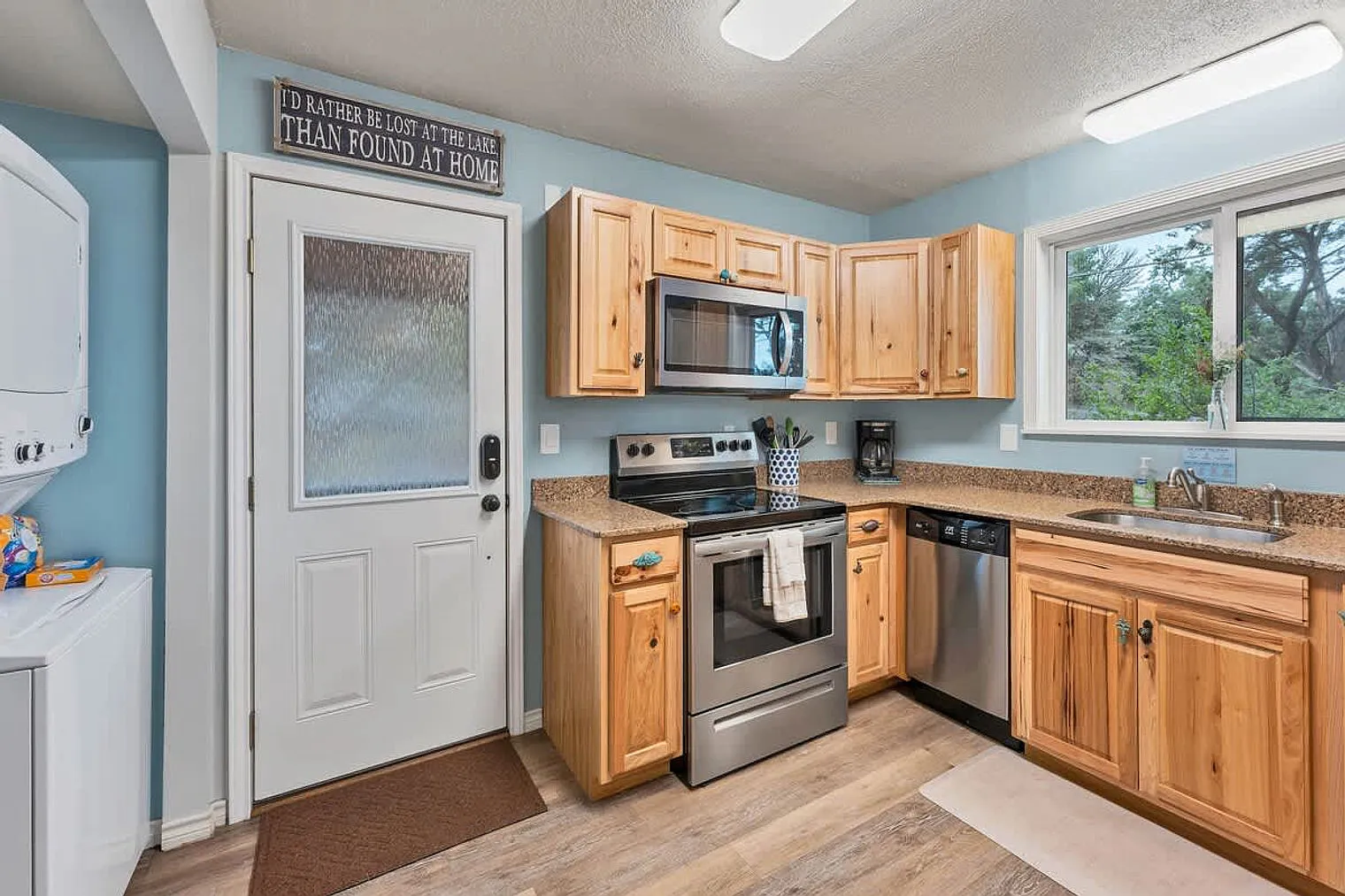 3 bed, 2.0 bath, 1227 sqft, $6,234 — Photo 4